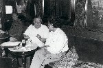 Enzo con il poeta Vito Riviello al Caffè Greco