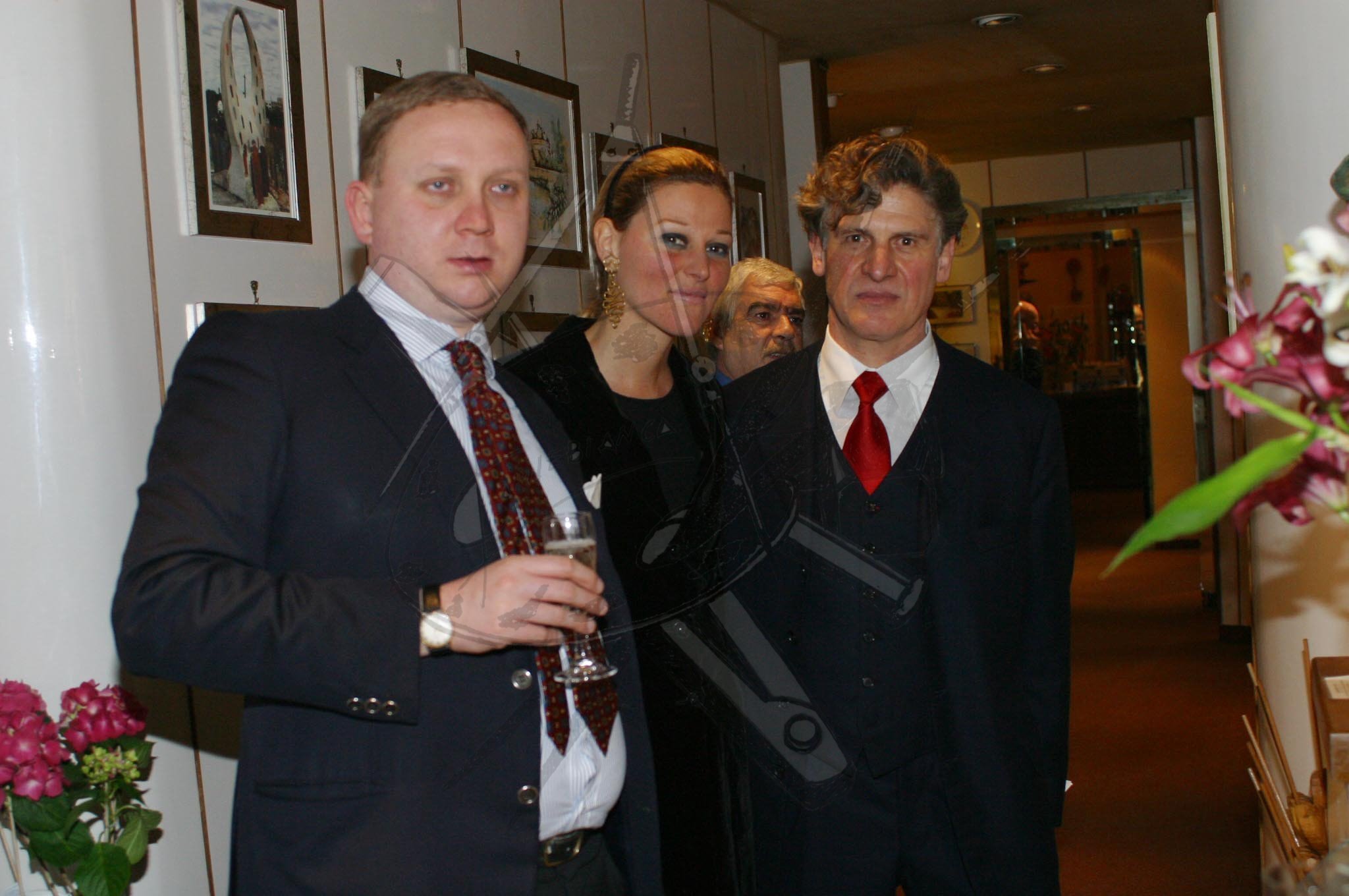 CRONACA-2004-COMPLEANNO-DI-ENZO-CON-IL-PRINCIPE-SCIPIONE-BORGHESE-E-LA-PRINCIPESSA-BARBARA-MASSIMO.jpg