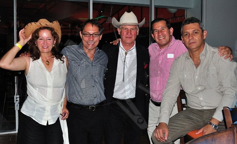 CRONACA-2013-ENZO-CON-MARTA-SANTIAGO-SIFREECCEHOMO-GUZMAN-E-IL-FOTOGRAFO-CARLOS-A-BELTRÁN-B.jpg