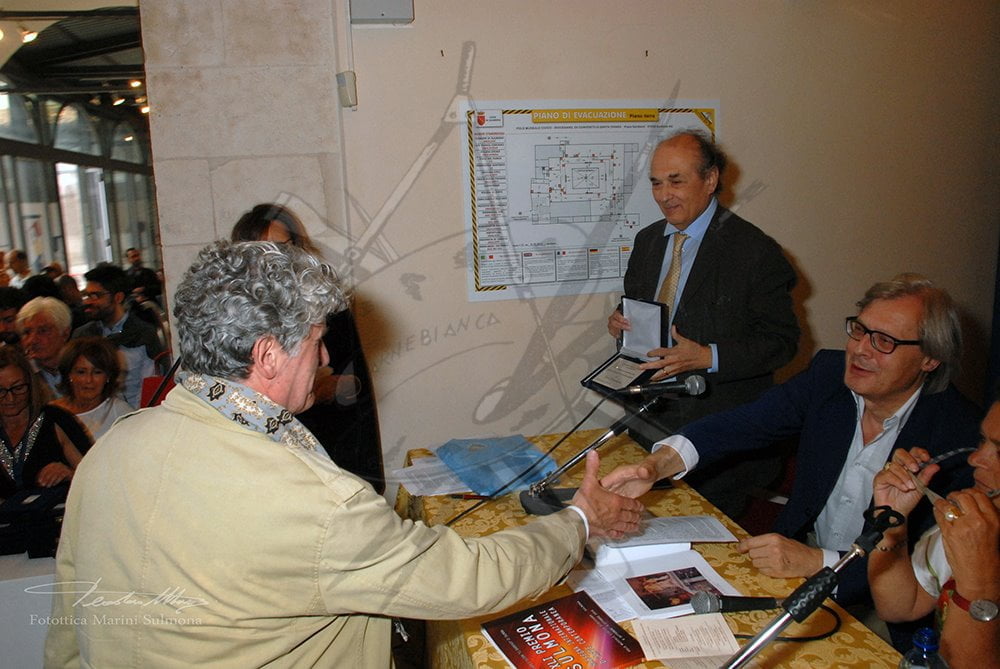 CRONACA-2014-ENZO-PREMIATO-DAI-CRITICI-VITTORIO-SGARBI-E-CARLO-FABRIZIO-CARLI-AL-PREMIO-SULMONA-2014-1.jpg