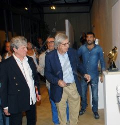 CRONACA-2014-ENZO-CON-IL-CRITICO-VITTORIO-SGARBI-AL-PREMIO-SULMONA-2014-1.jpg